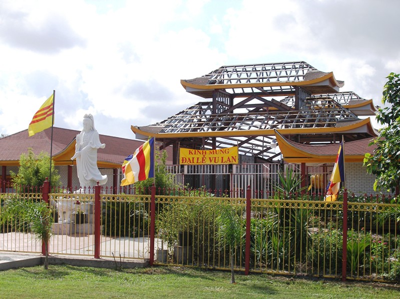 A Vietnamese Buddhist temple and center located in New Orleans East, along Chef Menteur Highway.  Although clearly damaged by Hurricane Katrina, it has re-opened.