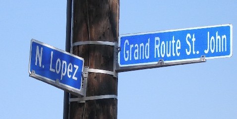 An intersection of a street with a Spanish name, encountering one with a somewhat Anglicised French name.